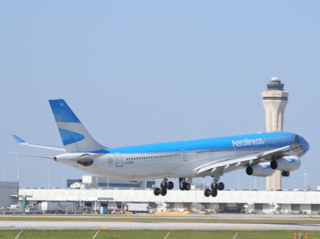 Airbus A340-300 (LV-CSD)