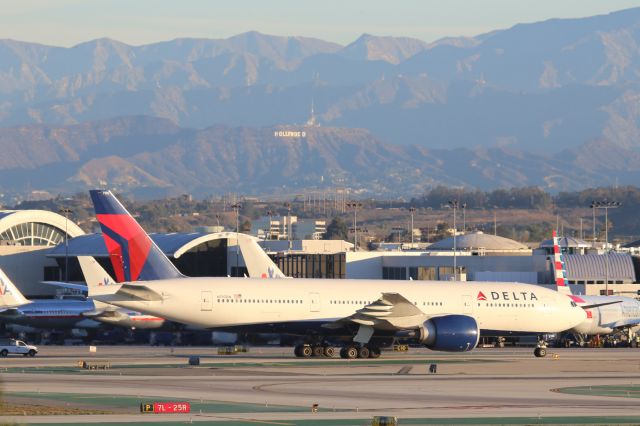 BOEING 777-200LR (N710DN)