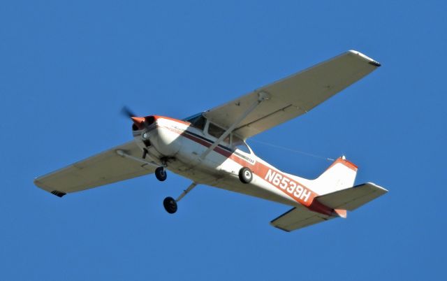 Cessna Skyhawk (N6539H) - Departing from 27 at Carson City