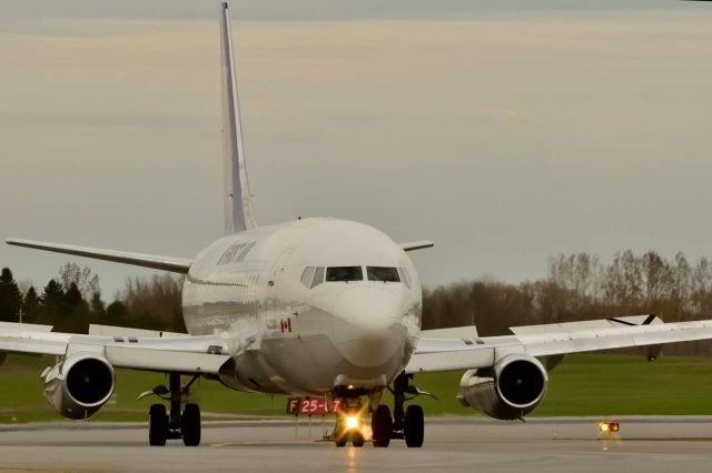 Boeing 737-200 (C-FNVK)