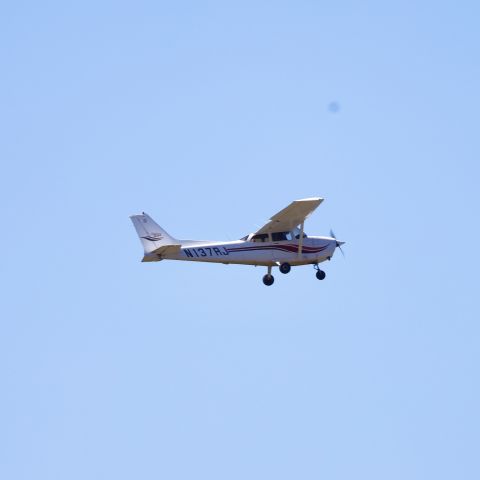 Cessna Skyhawk (N137RJ) - Photographed taking off this morning 5/10/25 from staging area at Bonelli