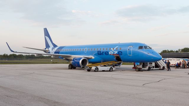 Embraer ERJ-190 (N114BZ) - A Breeze Airways E190 sits on the executive ramp during the early evening, as it boards passengers after the ND/California home game. 