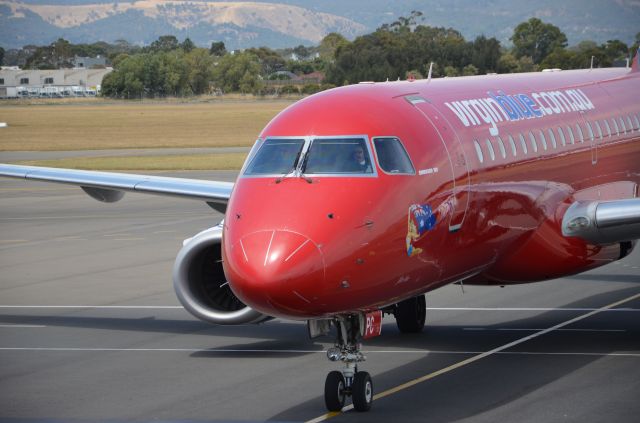 Embraer ERJ-190 (VH-ZPE) - TAXING IN.