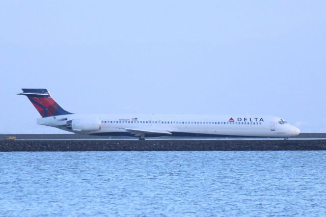 McDonnell Douglas MD-90 (N936DN)