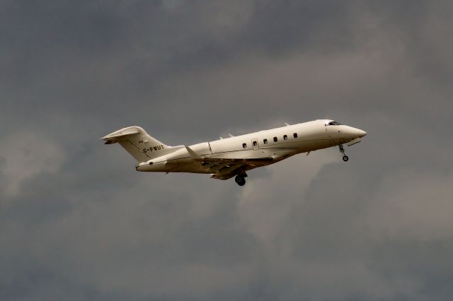 Bombardier Challenger 300 (C-FWUT)