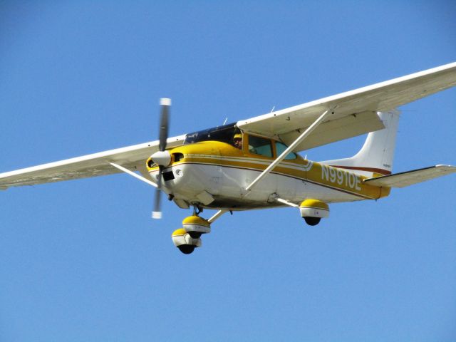 Cessna Skylane (N9910E) - Landing RWY 24