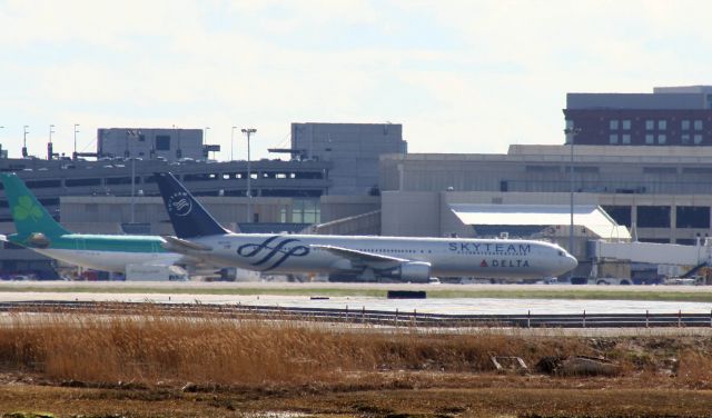 BOEING 767-400 (N844MH)