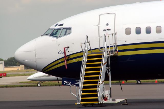 BOEING 737-400 (N752MA)