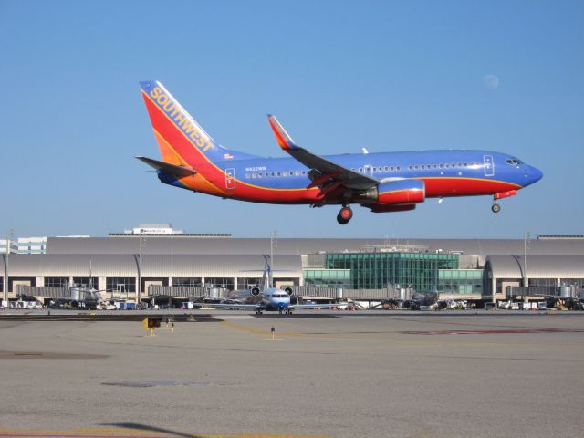 Boeing 737-700 (N422WN) - Landing on RWY 19R