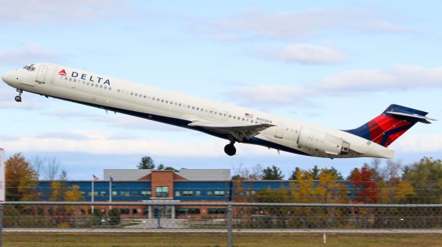 McDonnell Douglas MD-90 (N905DA) - Roaring off to Atlanta on a fall afternoon