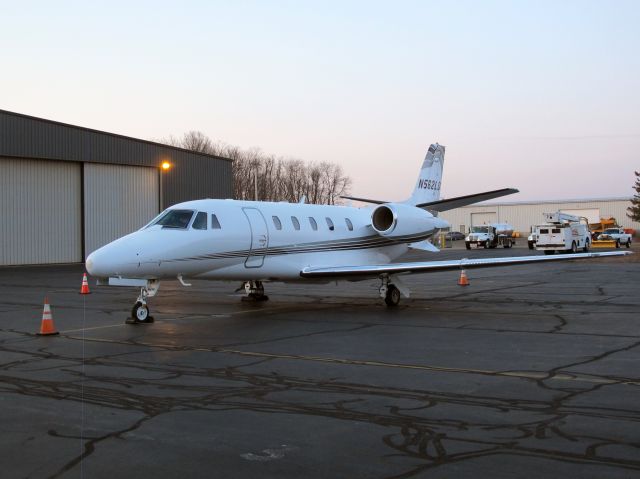 Cessna Citation Excel/XLS (N562LD) - Early morning.