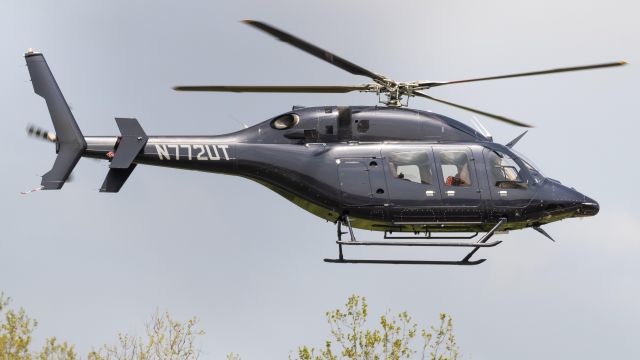 Bell 429 GlobalRanger (N772UT) - N772UT hovering over College Park Airport's runway 15 after a flight from New York 