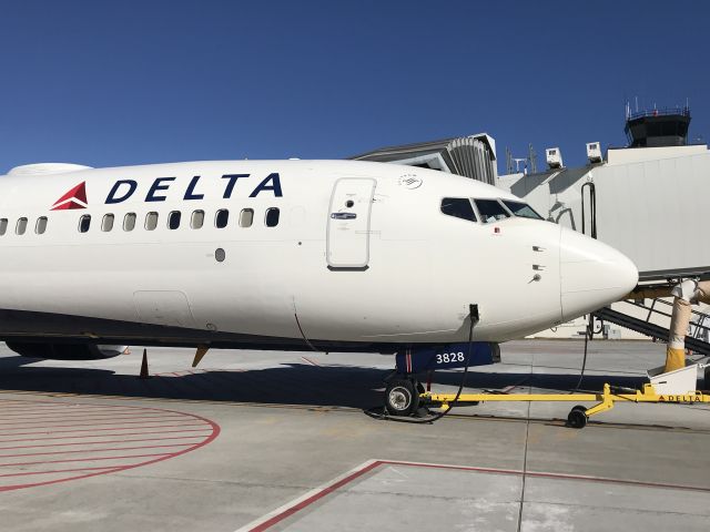 Boeing 737-900 (N828DN)