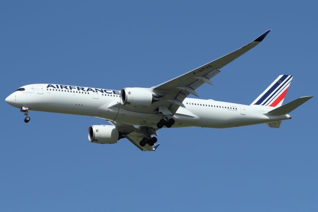 Airbus A350-900 (F-HTYG) - 22/03/2022: Flight from Paris (CDG) upon landing on runway 30.