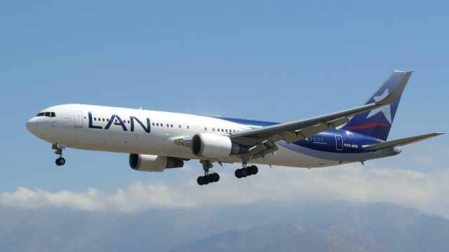 BOEING 767-300 (CC-BDB) - FOTO SPOTTER JULIO VILLARROEL, AEROPUERTO ARTURO MERINO BENITEZ, SANTIAGO DE CHILE 