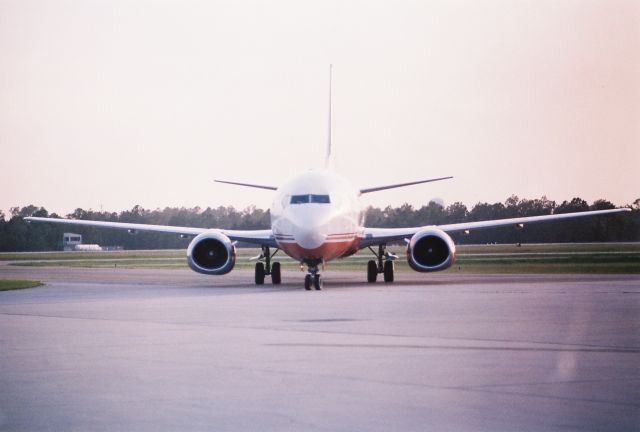 BOEING 737-400 (N742VA)