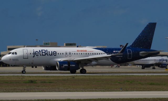 Airbus A320 (N709JB) - jetBlue A320 "Connected to 01000010 01001100 01010101 01000101" 4/10/17