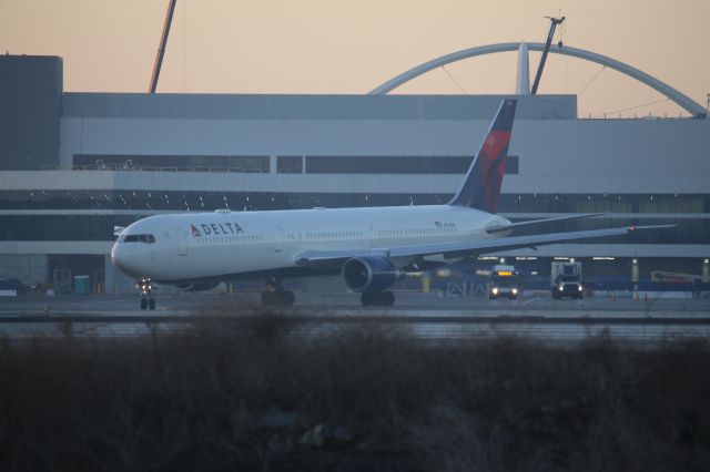 BOEING 767-400 (N834MH)