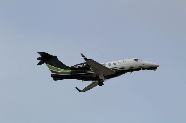Embraer Phenom 300 (N833LC)