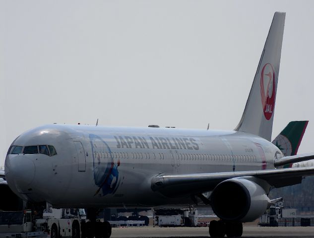BOEING 767-300 (JA610J) - I take a picture on Mar 22, 2017.br /JL872/22