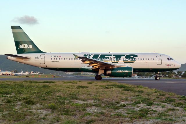 Airbus A320 (N746JB)