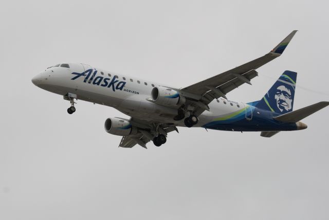 Embraer 175 (N632QX)