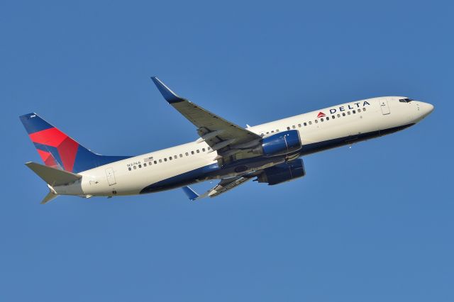 Boeing 737-800 (N3768) - Runway 32 departure 06-11-24