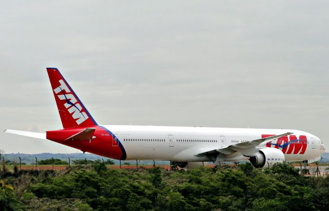 BOEING 777-300 (PT-MUI)