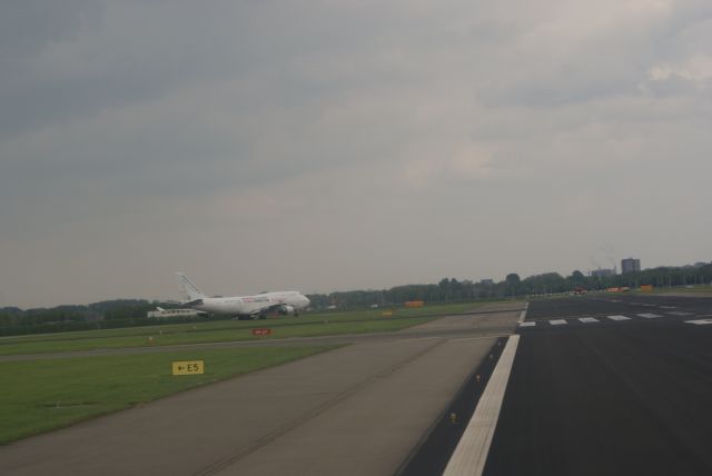 Boeing 747-400 (PH-MPS) - Kenya Airways Cargo (Martinair) deparure RWY18L