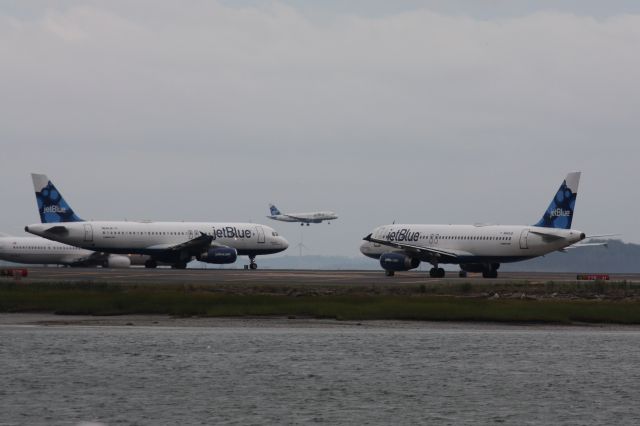 Airbus A320 (N649JB) - Tic Tac Toe - 3 JetBlue Blueberries in a row :) 