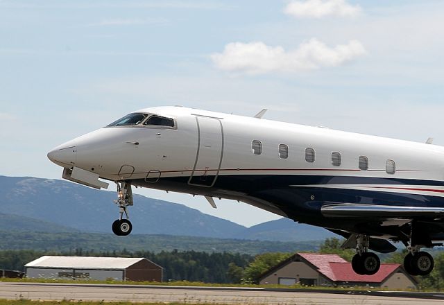 Bombardier Challenger 300 (N532FX)