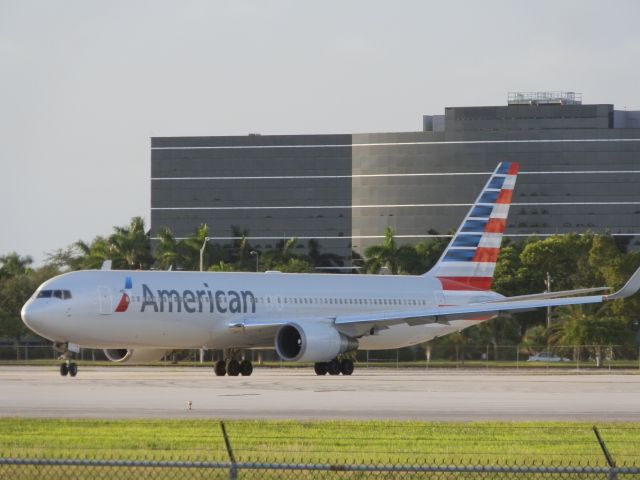 BOEING 767-300 (N373AA)