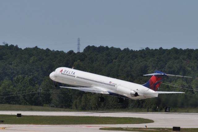 McDonnell Douglas MD-88 (N906DE) - Take-Off RWY 23R