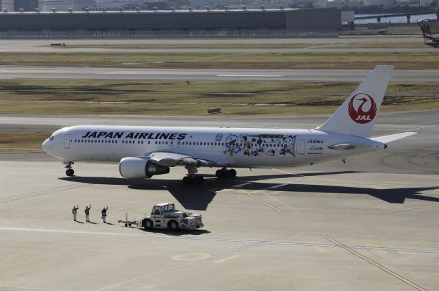 BOEING 767-300 (JA656J) - Taxing at Haneda Intl Airport on 2012/12/12 "Special Doraemon c/s"