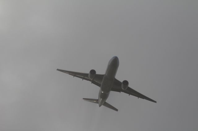 Boeing 777-200 (PH-BQF) - Boeing 777-206ER, KLM, komend vanuit Quayaguil (Ecuador) vliegt over Nieuwkoop. Het toestel bereidt zich voor op de landing op de Aalsmeerbaan op Schiphol.