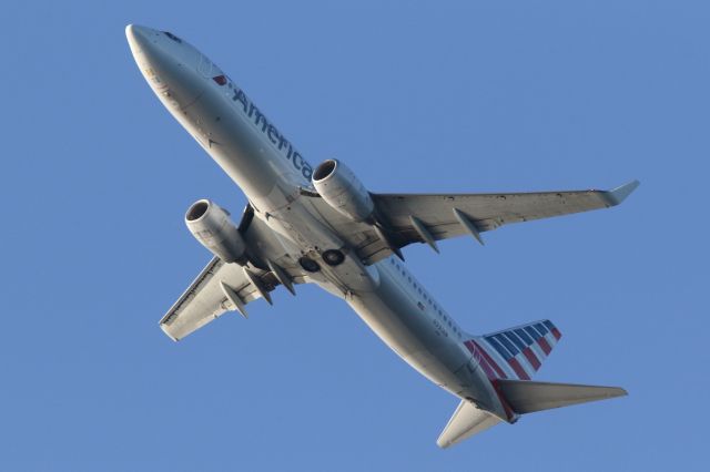 Boeing 737-700 (N991AN) - AAL1194 departure to KORD