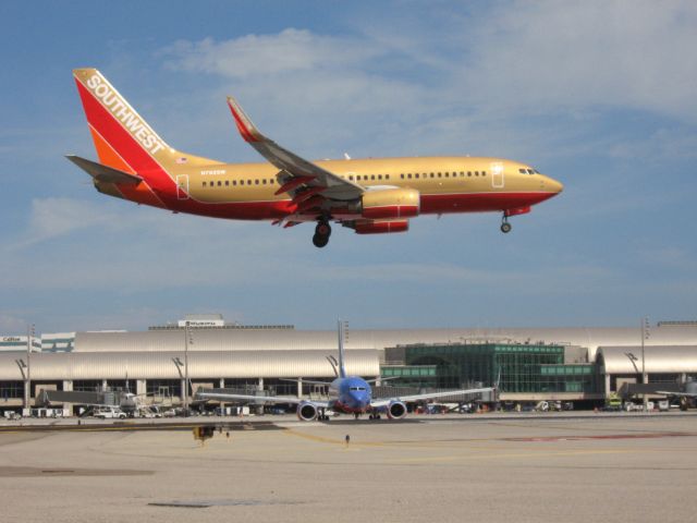 Boeing 737-700 (N792SW) - Landing on RWY 19R