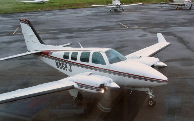 Beechcraft Baron (58) (N95PJ) - One of RELIANT AIRs Barons on the ramp. RELIANT AIR has the lowest fuel price on the Danbury (KDXR) airport.