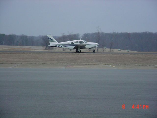 Piper Cherokee Arrow (N7476J) - Taxiing to 27 on 1/6/11