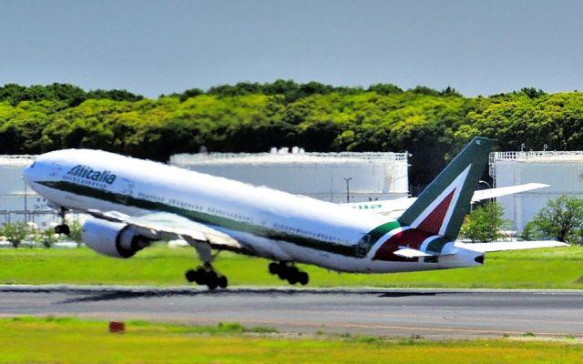 Boeing 777-200 (EI-ISE) - Liftoff among the heatwaves