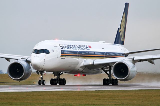 Airbus A350-900 (9V-SMO) - SQ52 starting the take-off roll on the flight to IAH