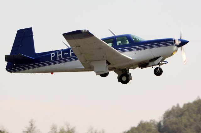 Mooney M-20 Turbo (PH-PRW)