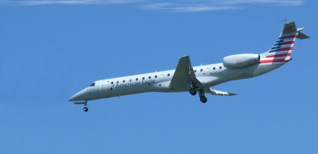 Embraer ERJ-145 (N692AE) - On short final is this 2004 American Airlines Eagle Embraer 145LR in the Summer of 2023.