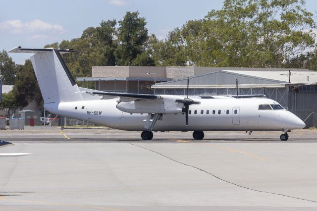 de Havilland Dash 8-300 (VH-SBW) - QantasLink (VH-SBW) Bombardier DHC-8-315Q Dash 8 taxiing at Wagga Wagga Airport