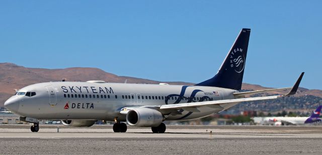 Boeing 737-800 (N3758Y) - Departing for Salt Lake City, Delta's N3758Y, a B738 dressed in "Skyteam" clothes, accelerates down 16L in early afternoon.