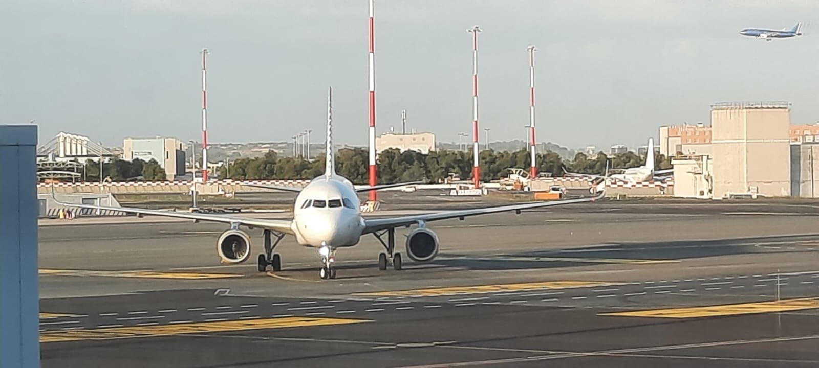 Airbus A320 (EC-MEQ) - Arriving from London (1407 km)