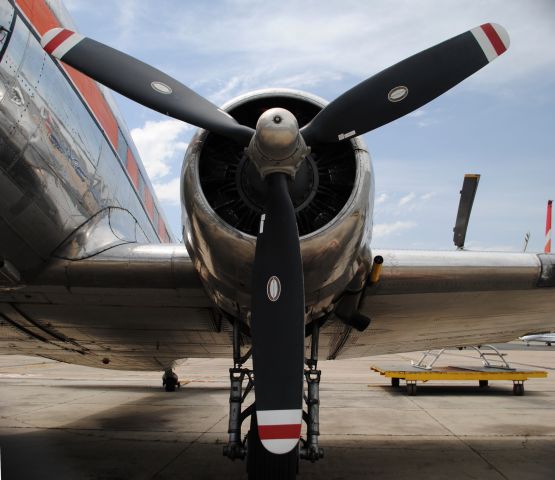 Douglas DC-3 (VH-TMQ)