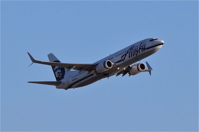 Boeing 737-800 (N556AS) - Scimitar winglets, first noted 10/28/14