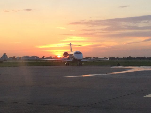 Bombardier Challenger 300 (N3337J)