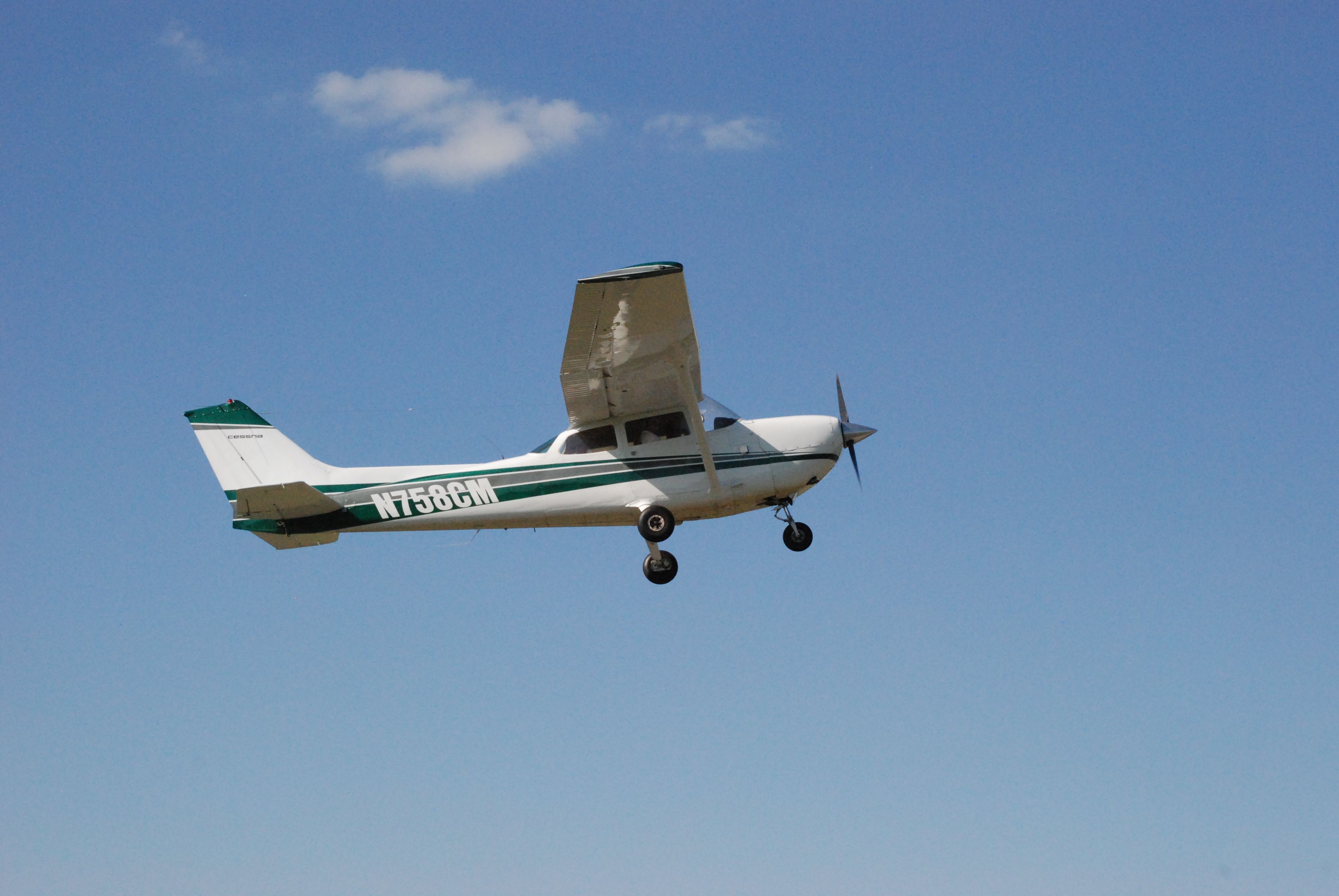 Cessna Skylane (N758CM)